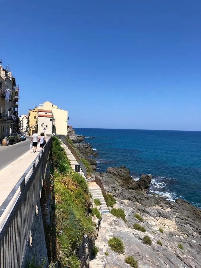 切法卢La Casa Sulla Scogliera公寓