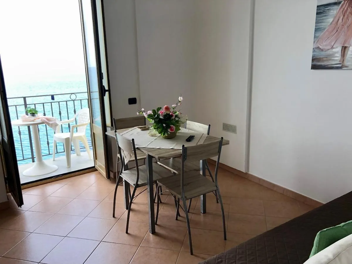 切法卢La Casa Sulla Scogliera公寓